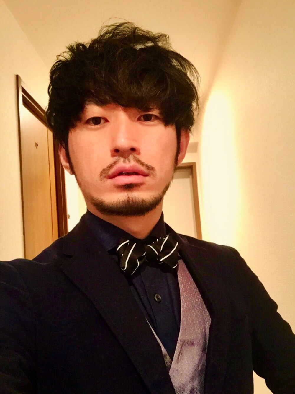 「テーラードジャケット、HARE、ベスト、チョウタイ、SHIPS、TAKEO KIKUCHI、パーティースタイル」｜「HAREのアイテム（テーラードジャケット、ブルー系）」を使った、齋間充さん（メンズ・167cm）の冬コーディネートの1枚目の写真