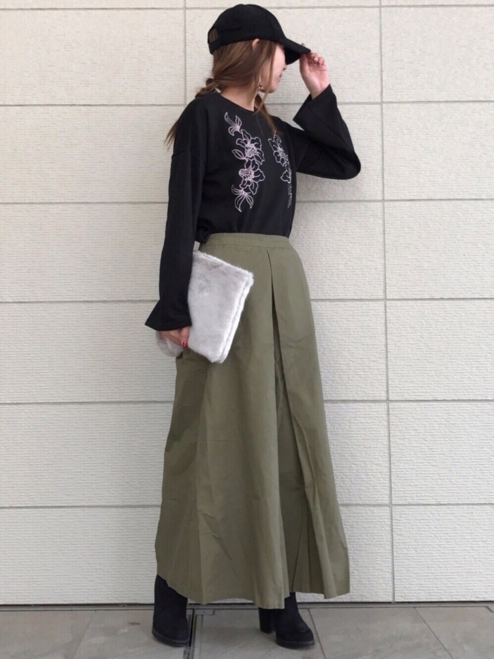 その他のスウェット、その他のクラッチバッグ、その他のその他パンツを着用したレディースの冬コーディネートの1枚目の写真