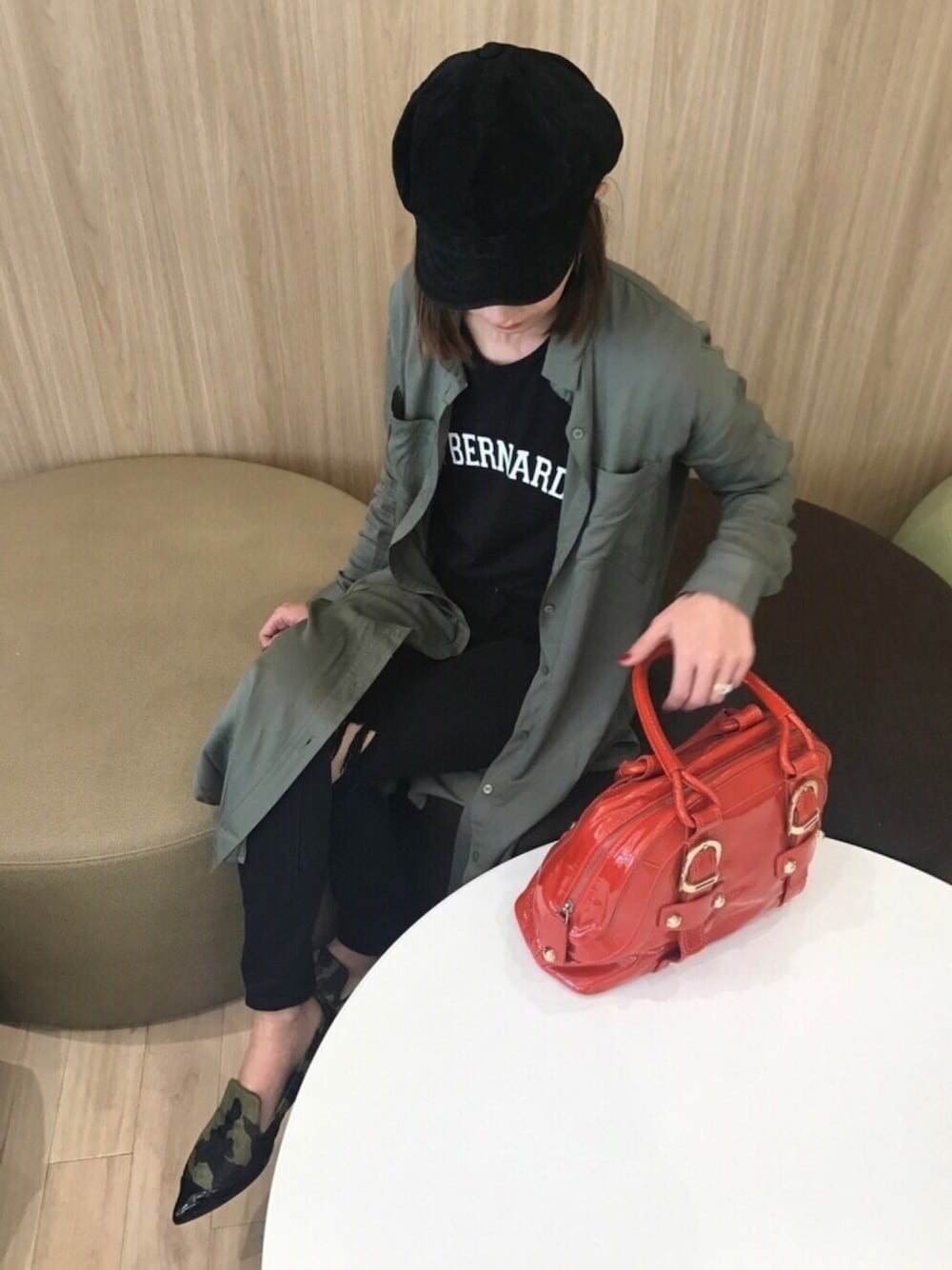 「大人カジュアル、denim、ブラック、モノトーン、ブラックデニム、ロングシャツ、カーキ、エナメル、ママコーデ、フラットシューズ」｜「copineの☆ガウンとしても使える☆２wayロングシャツワンピース（5color)【クリックポスト送料無料】（シャツ/ブラウス、その他）」を使った、ayaさん（レディース・161cm）の冬コーディネートの1枚目の写真