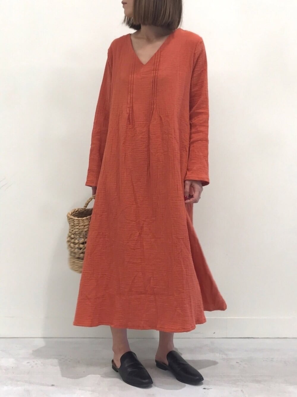 その他のワンピース、ブラック系のシューズ、その他のワンピースを着用したレディースの冬コーディネートの1枚目の写真