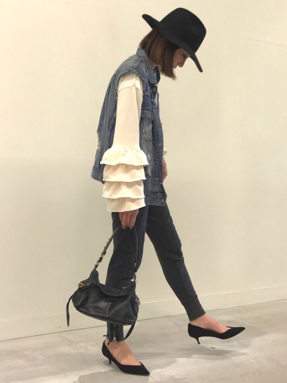 「オトナカジュアル、オトナ女子、ラフ、スウェット、スウェットパンツ、ボリューム袖、袖フリル、デニムベスト、袖コンシャス、スプリングSENSEOFPLACE」｜「copineの★スペシャルプライス★ボリューム袖フリルラウンドネックプルオーバー(4color)（スウェット、その他）」を使った、ayaさん（レディース・161cm）の冬コーディネートの1枚目の写真