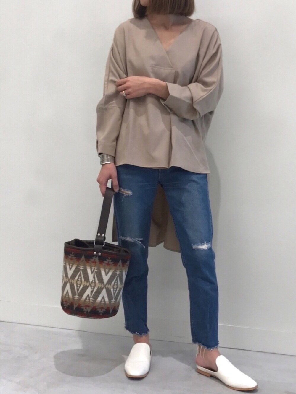 その他のTシャツ/カットソー、ブルー系のデニムパンツ、ブラウン系のトートバッグを着用したレディースの春コーディネートの1枚目の写真
