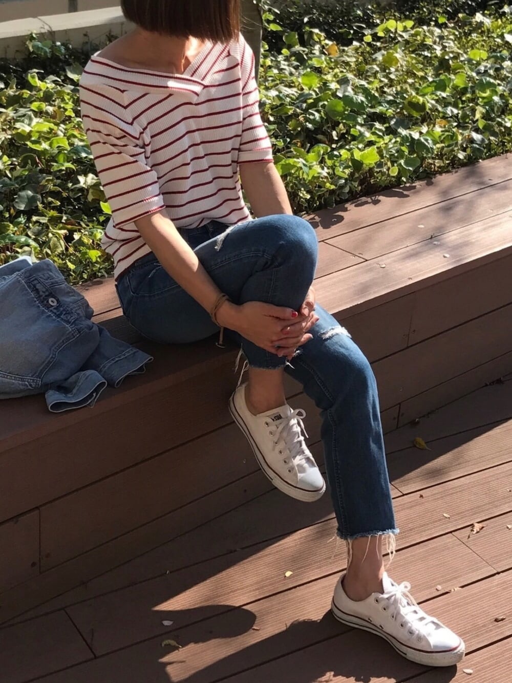 その他のTシャツ/カットソー、ブルー系のデニムパンツ、ホワイト系のスニーカーを着用したレディースの春コーディネートの1枚目の写真