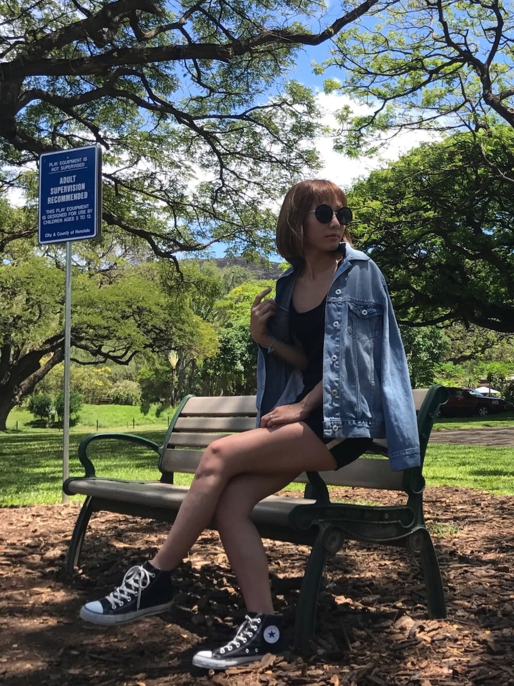 その他のデニムジャケット、ブラック系のキャミソール、ブラック系のパンツを着用したレディースの春コーディネートの1枚目の写真