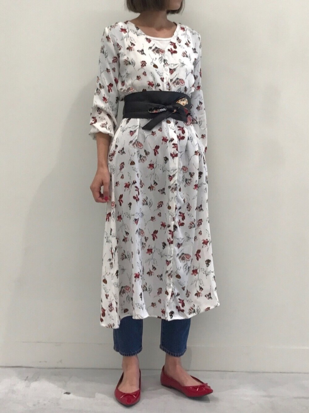 その他のワンピース、ブルー系のデニムパンツ、レッド系のバレエシューズを着用したレディースの春コーディネートの1枚目の写真