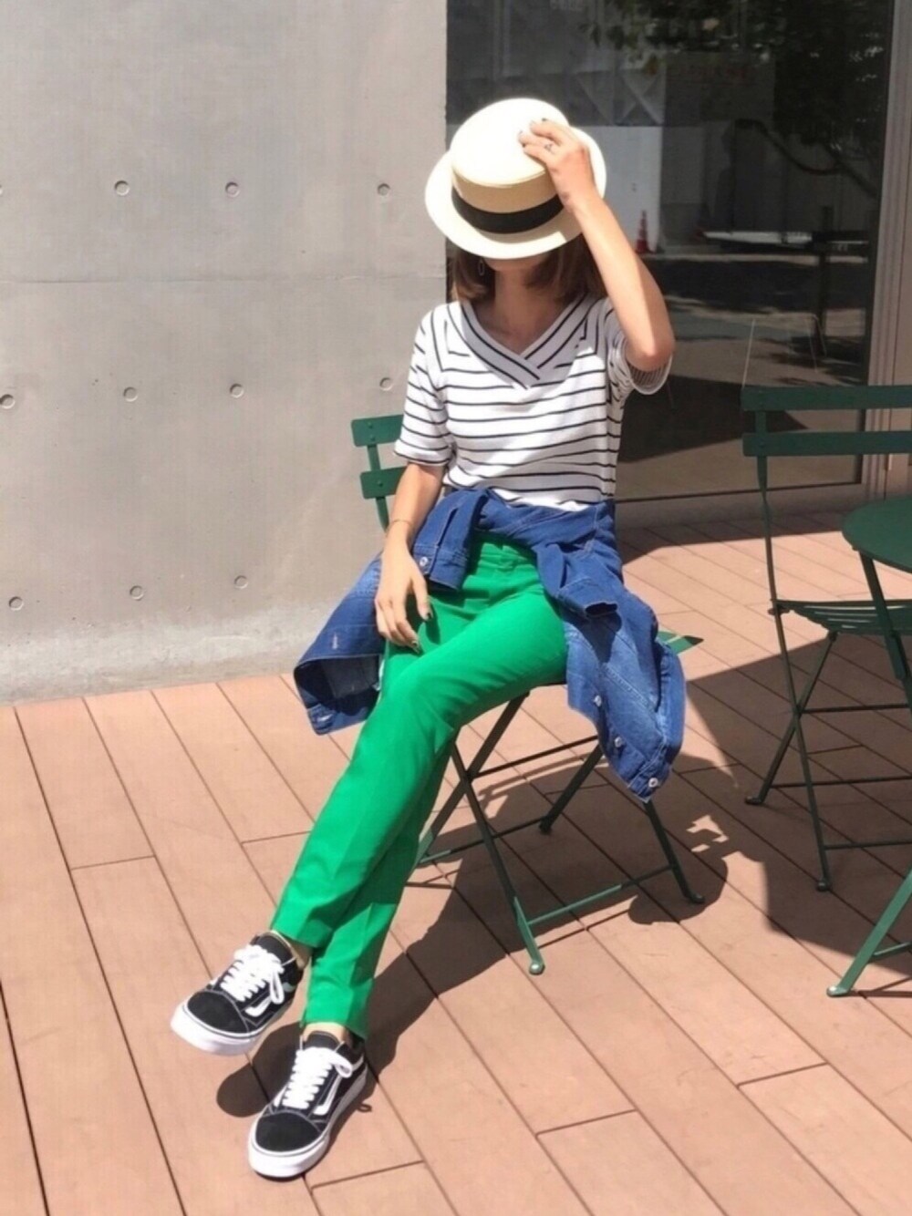その他のTシャツ/カットソー、その他のデニムジャケット、ブラック系のスニーカーを着用したレディースの春コーディネートの1枚目の写真