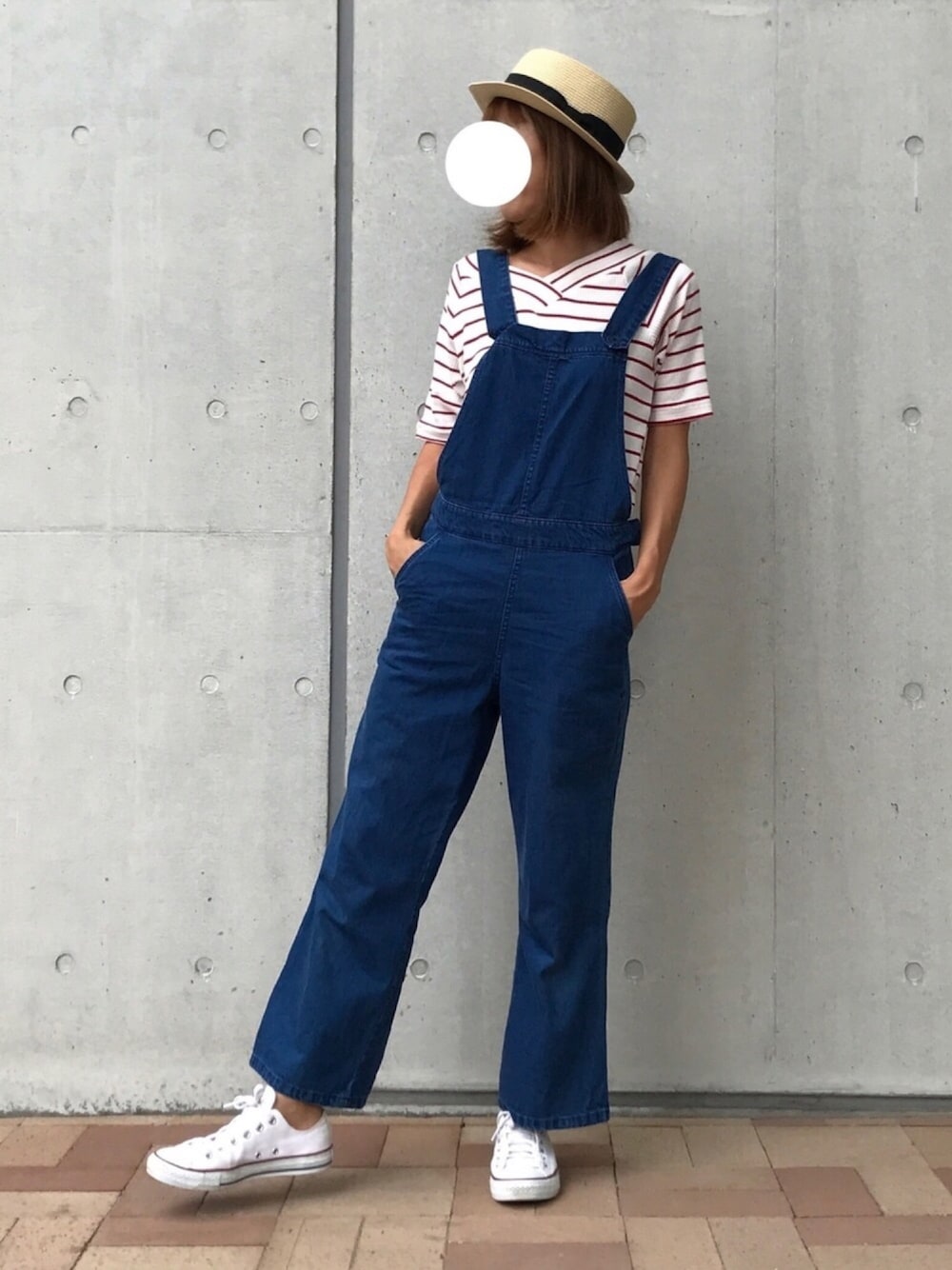 その他のTシャツ/カットソー、ブルー系のサロペット/オーバーオール、ホワイト系のスニーカーを着用したレディースの夏コーディネートの1枚目の写真