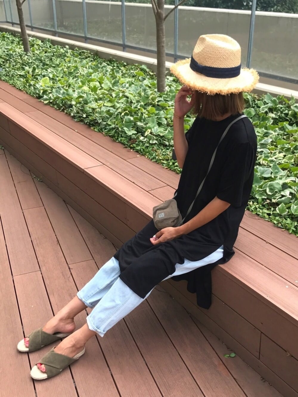 その他のTシャツ/カットソー、グリーン系のショルダーバッグ、ブルー系のデニムパンツを着用したレディースの夏コーディネートの1枚目の写真