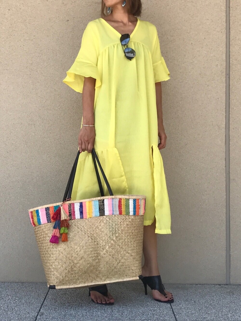 「夏、ゆるコーデ、ワンピース、おしゃれさんと繋がりたい、ママコーデ、かごバッグ、カラフルコーデ、アダルトおカワたん部、ラクチンコーデ、イエローコーデ」｜「copineの【再入荷】ゆったりシルエットＶネックスリットデザインカラーワンピース（2color）【クリックポスト対象商品】（ワンピース、その他）」を使った、ayaさん（レディース・161cm）の夏コーディネートの1枚目の写真