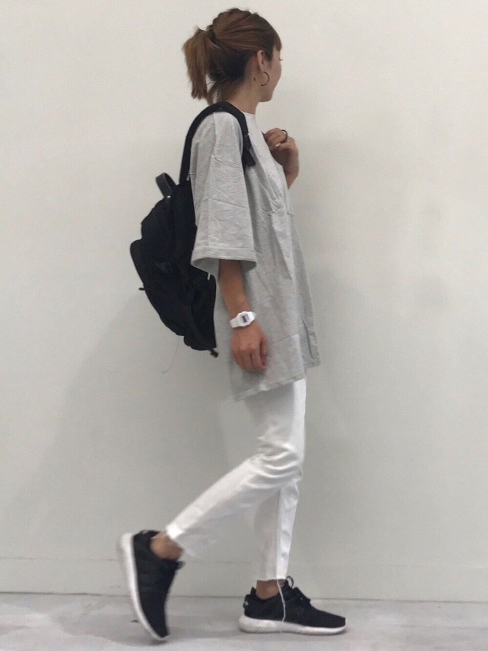 「オトナカジュアル、ママファッション、ビッグシルエット、ビッグT、リュックスタイル、グレーTシャツ、ホワイトパンツ、アダルトおカワたん部、adidas、Anello」｜「copineのビッグシルエットポケット付きスウェットTシャツ（4color）【クリックポスト対象商品】（Tシャツ/カットソー、その他）」を使った、ayaさん（レディース・161cm）の夏コーディネートの1枚目の写真