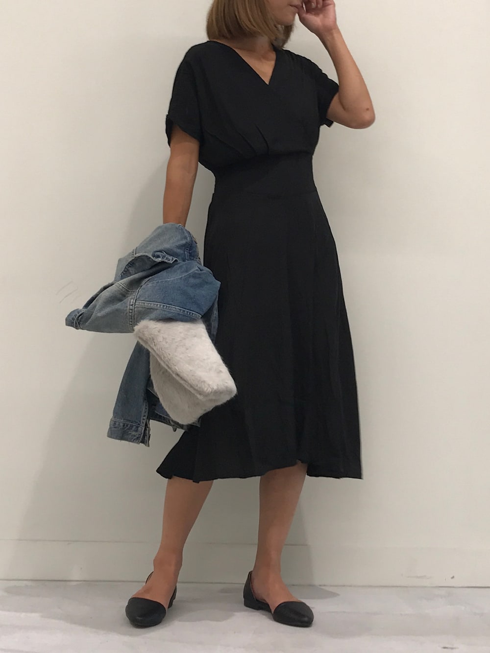 その他のワンピース、その他のデニムジャケット、その他のクラッチバッグを着用したレディースの秋コーディネートの1枚目の写真