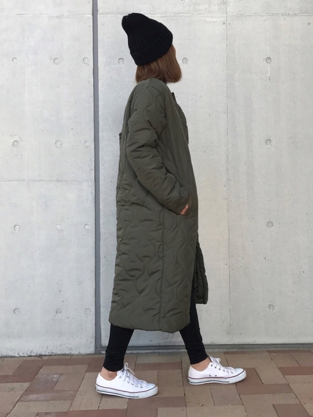 その他のダウンジャケット/コート、その他のニット/セーター、ブラック系のデニムパンツを着用したレディースの秋コーディネートの1枚目の写真
