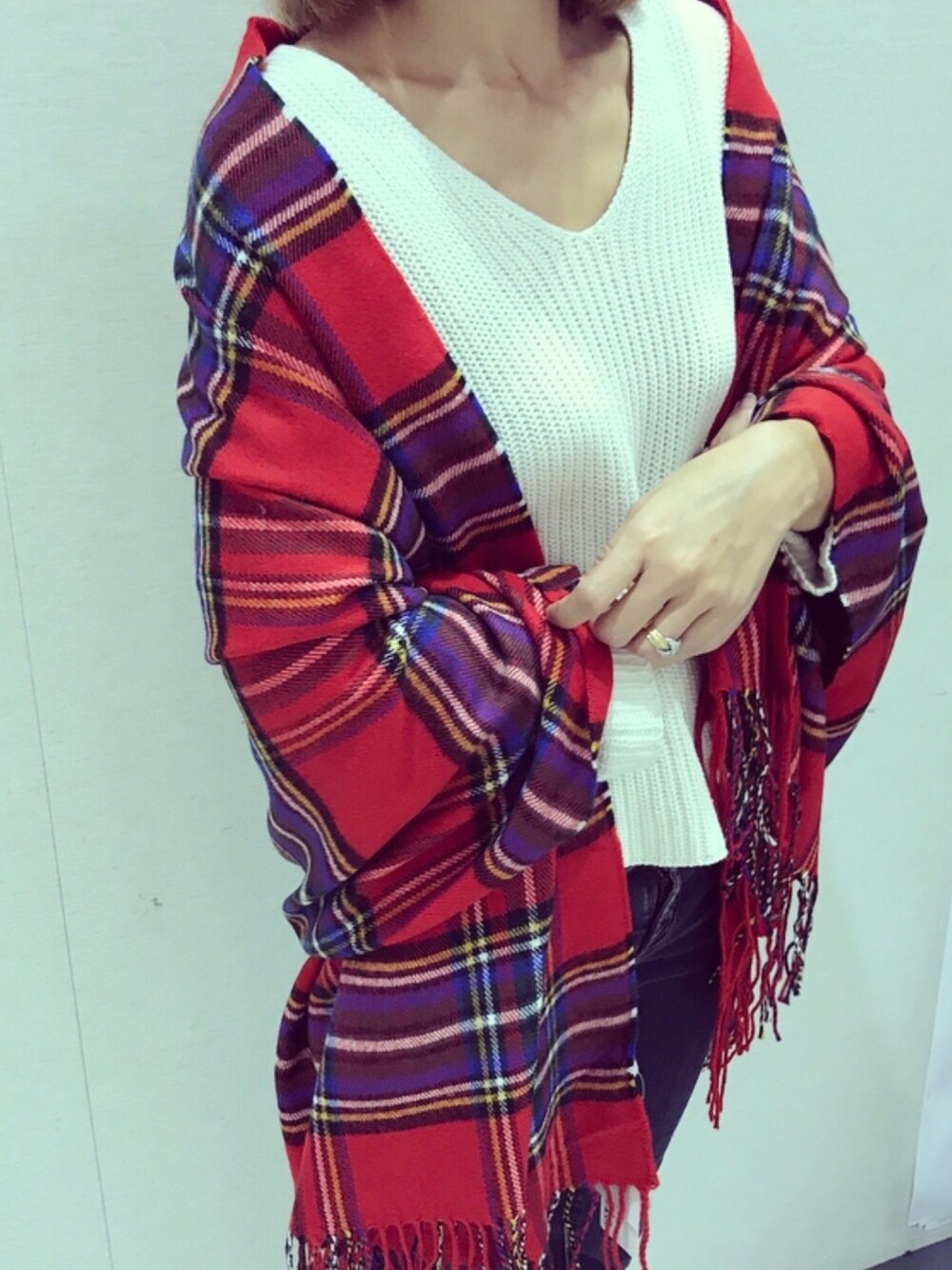 その他のニット/セーター、ブルー系のデニムパンツ、その他のストール/ショールを着用したレディースの秋コーディネートの1枚目の写真