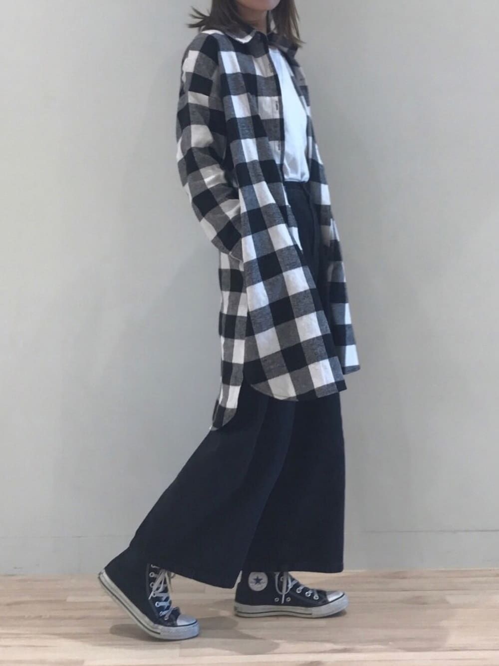 その他のシャツ/ブラウス、ブラック系のスニーカーを着用したレディースの冬コーディネートの1枚目の写真