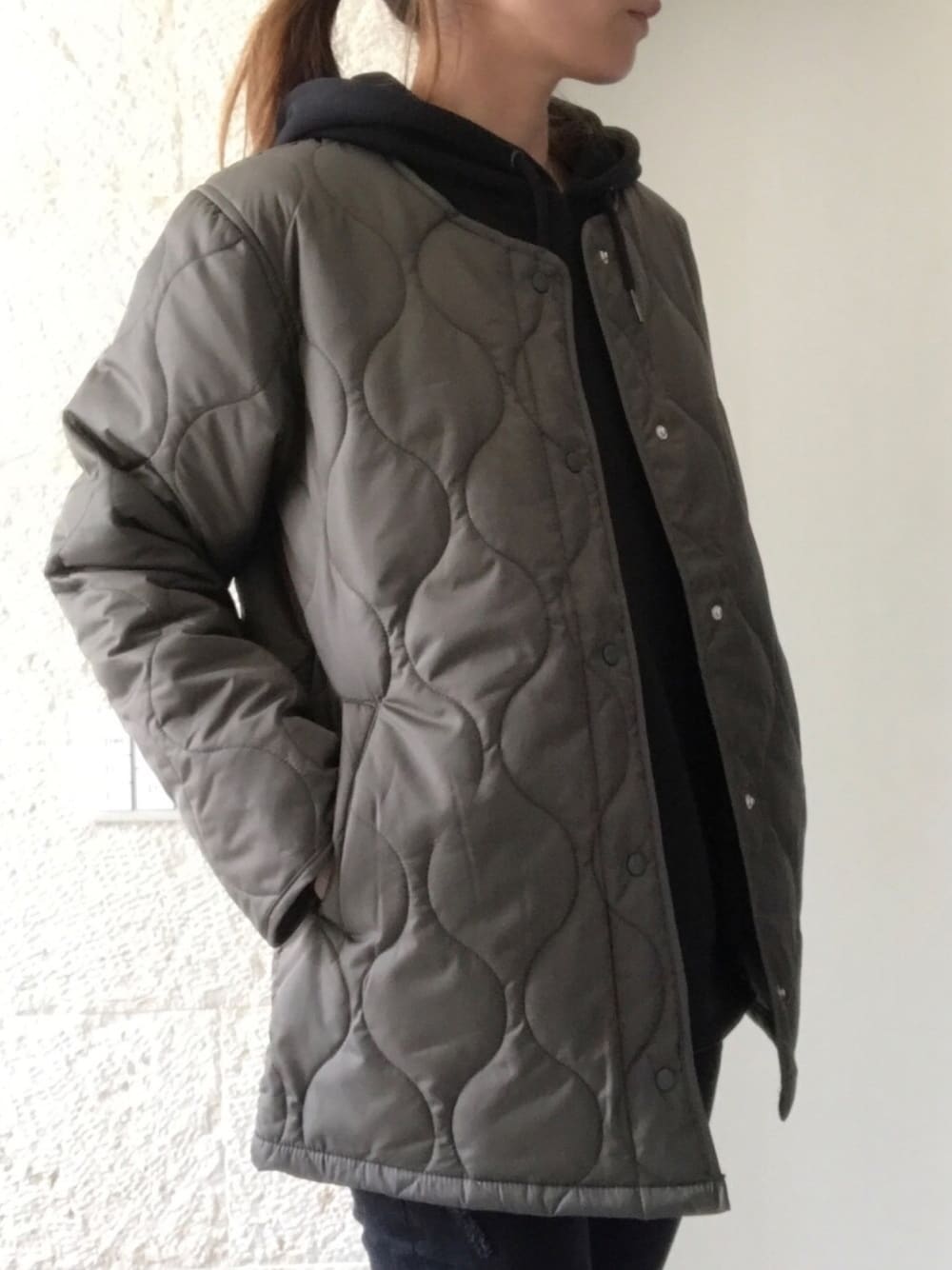 その他のダウンジャケット/コート、ブラック系のパーカー、ブラック系のデニムパンツを着用したレディースの冬コーディネートの1枚目の写真