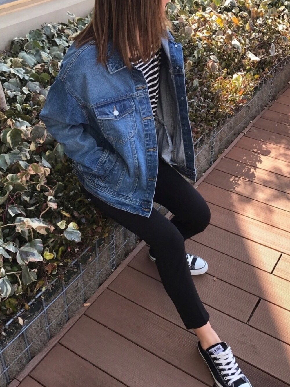 その他のデニムジャケット、ブラック系のTシャツ/カットソー、ブラック系のその他パンツを着用したレディースの春コーディネートの1枚目の写真