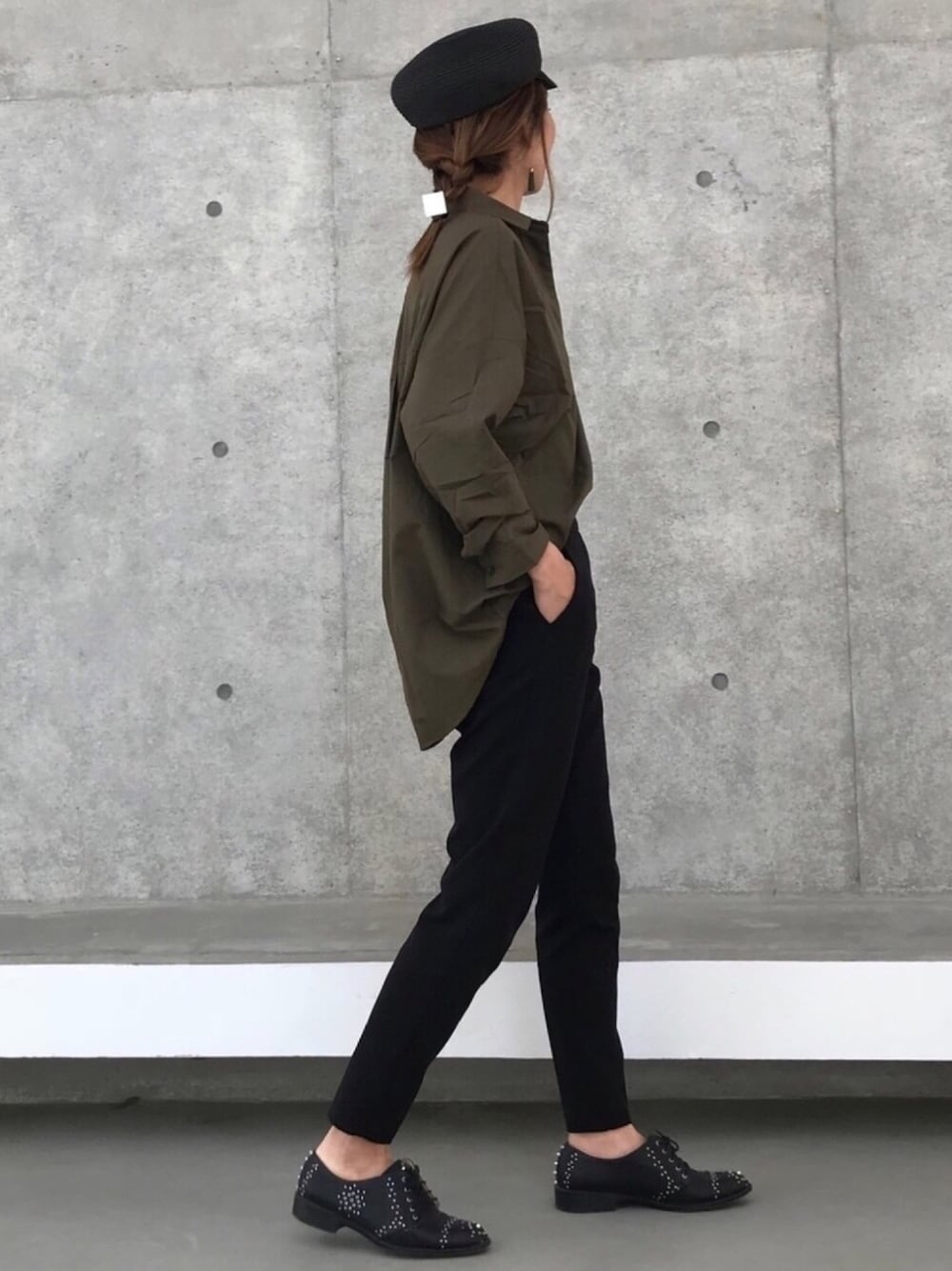 その他のシャツ/ブラウス、ブラック系のその他パンツ、ブラック系のその他シューズを着用したレディースの春コーディネートの1枚目の写真