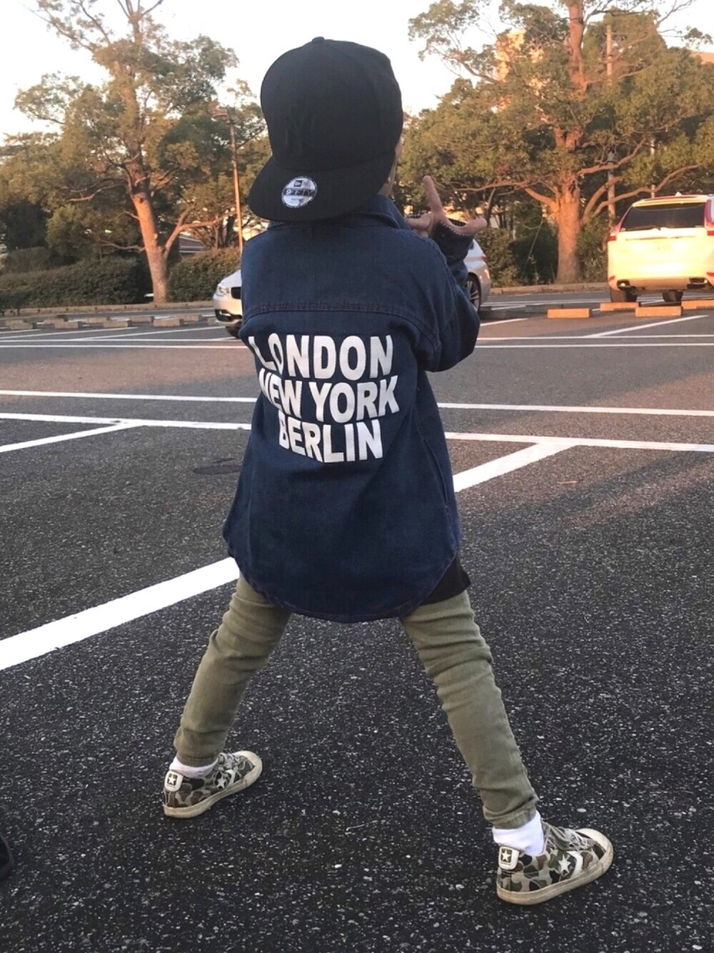 「秋冬コーデ、カジュアルコーデ、カモフラ、コンバース、デニムシャツ、NEW ERA、キャップ後ろかぶり、ZARA KIDS、カーキパンツ、ビッグシルエット」｜「copineの◆Kids◆キッズバックプリントデニムシャツ(7~15size)【クリックポスト対象商品】（シャツ/ブラウス、その他）」を使った、ayaさん（キッズ・110cm）の秋コーディネートの1枚目の写真