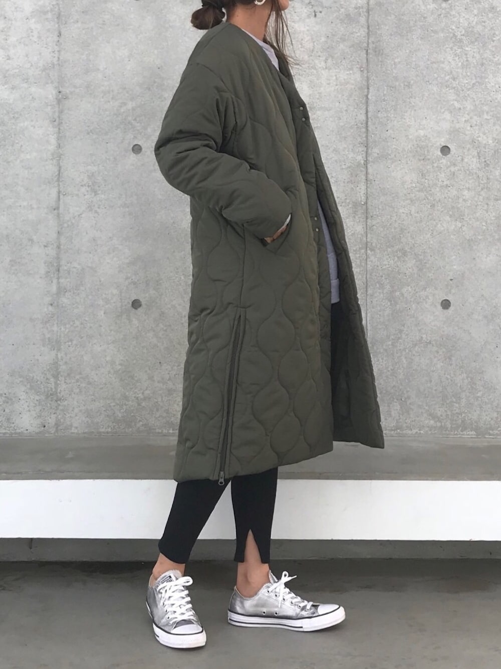 その他のダウンジャケット/コート、その他のスウェット、シルバー系のスニーカーを着用したレディースの秋コーディネートの1枚目の写真