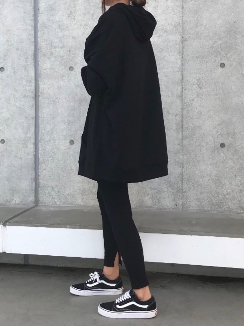 その他のパーカー、ブラック系のスニーカー、その他のレギンス/スパッツを着用したレディースの秋コーディネートの1枚目の写真