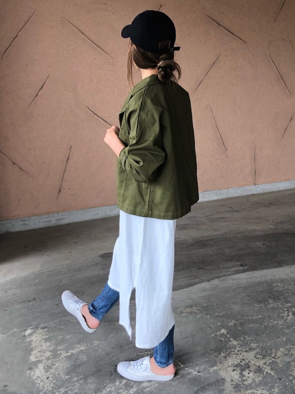 その他のミリタリージャケット、その他のワンピース、ブルー系のデニムパンツを着用したレディースの春コーディネートの1枚目の写真