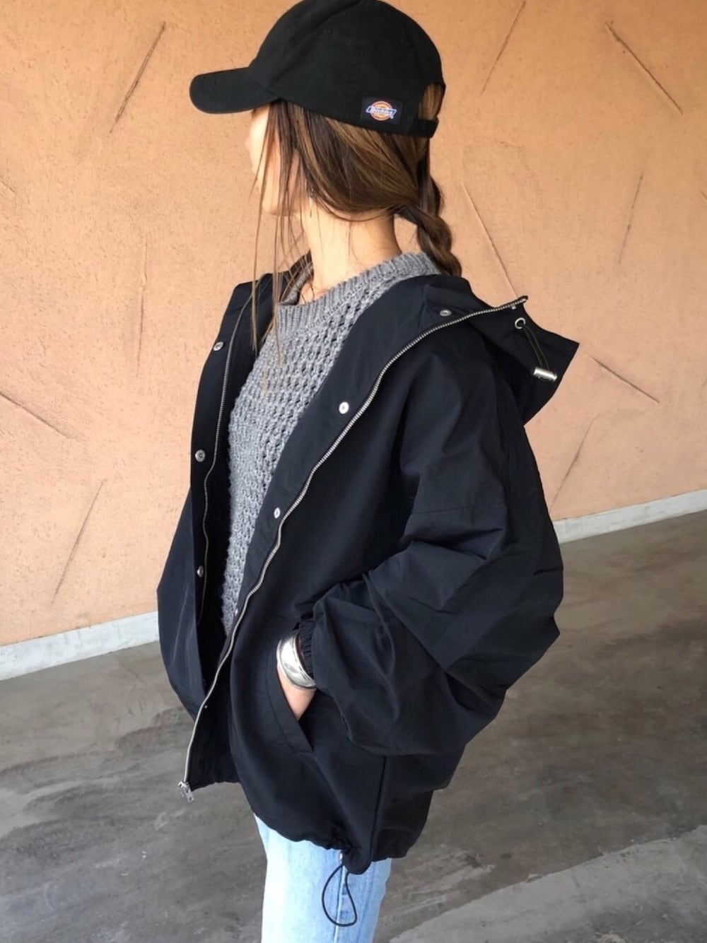 その他のマウンテンパーカー、その他のニット/セーター、ブルー系のデニムパンツを着用したレディースの冬コーディネートの1枚目の写真