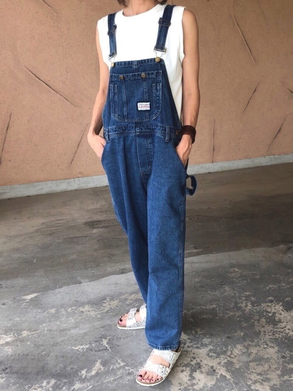 その他のサロペット/オーバーオール、その他のTシャツ/カットソー、シルバー系のサンダルを着用したレディースの夏コーディネートの1枚目の写真