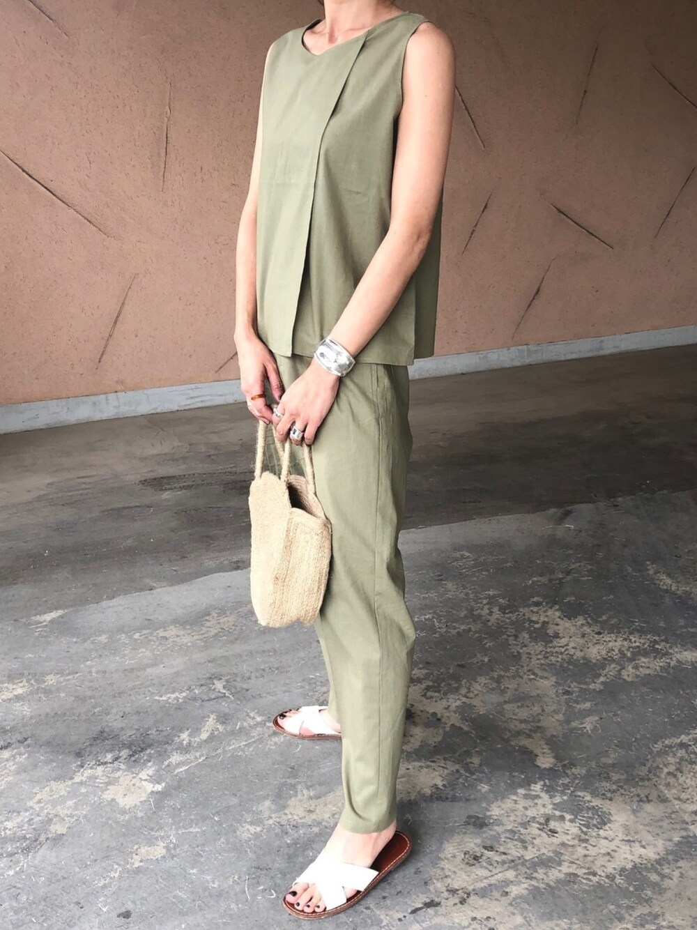 その他のTシャツ/カットソー、その他のその他パンツ、その他のかごバッグを着用したレディースの夏コーディネートの1枚目の写真