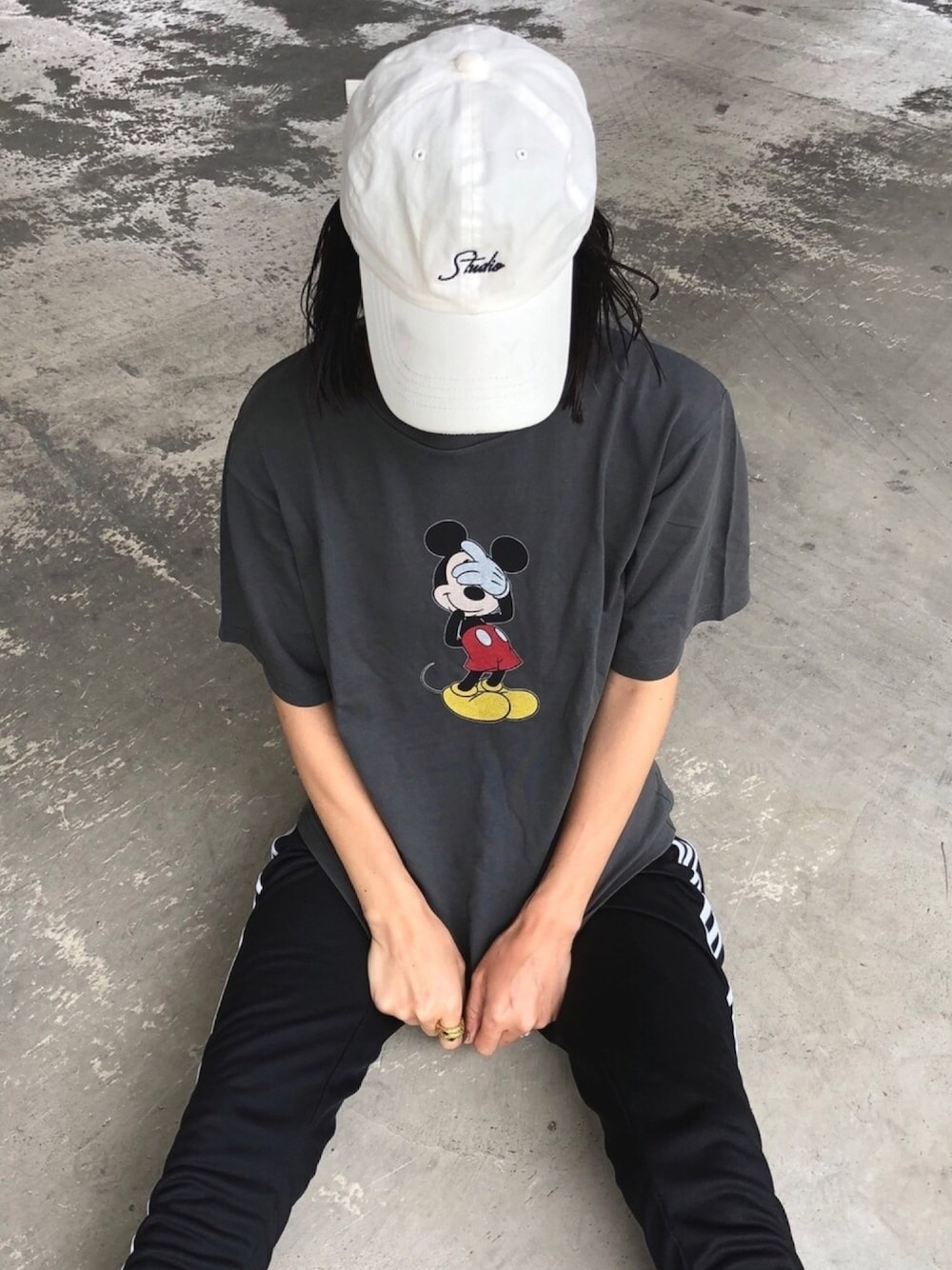 その他のTシャツ/カットソー、ブラック系のその他パンツ、ホワイト系のキャップを着用したレディースの夏コーディネートの1枚目の写真