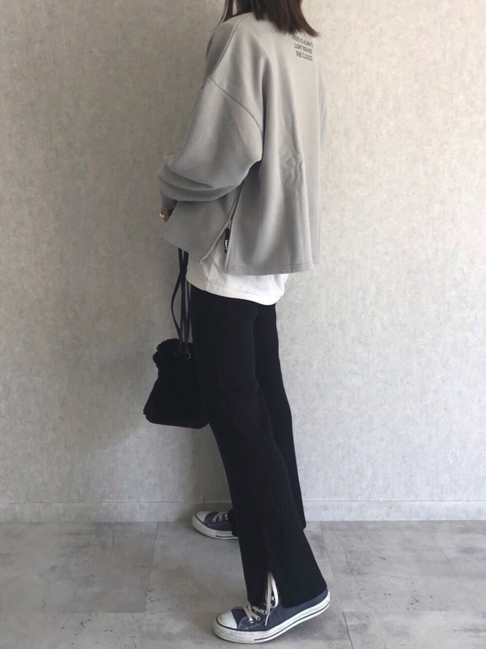 その他のスウェット、その他のその他パンツ、ブルー系のスニーカーを着用したレディースの秋コーディネートの1枚目の写真