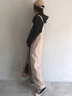 「スウェットパーカー」｜「アイテム（サロペット/オーバーオール）」を使った、ayaさん（レディース・161cm）の秋コーディネート