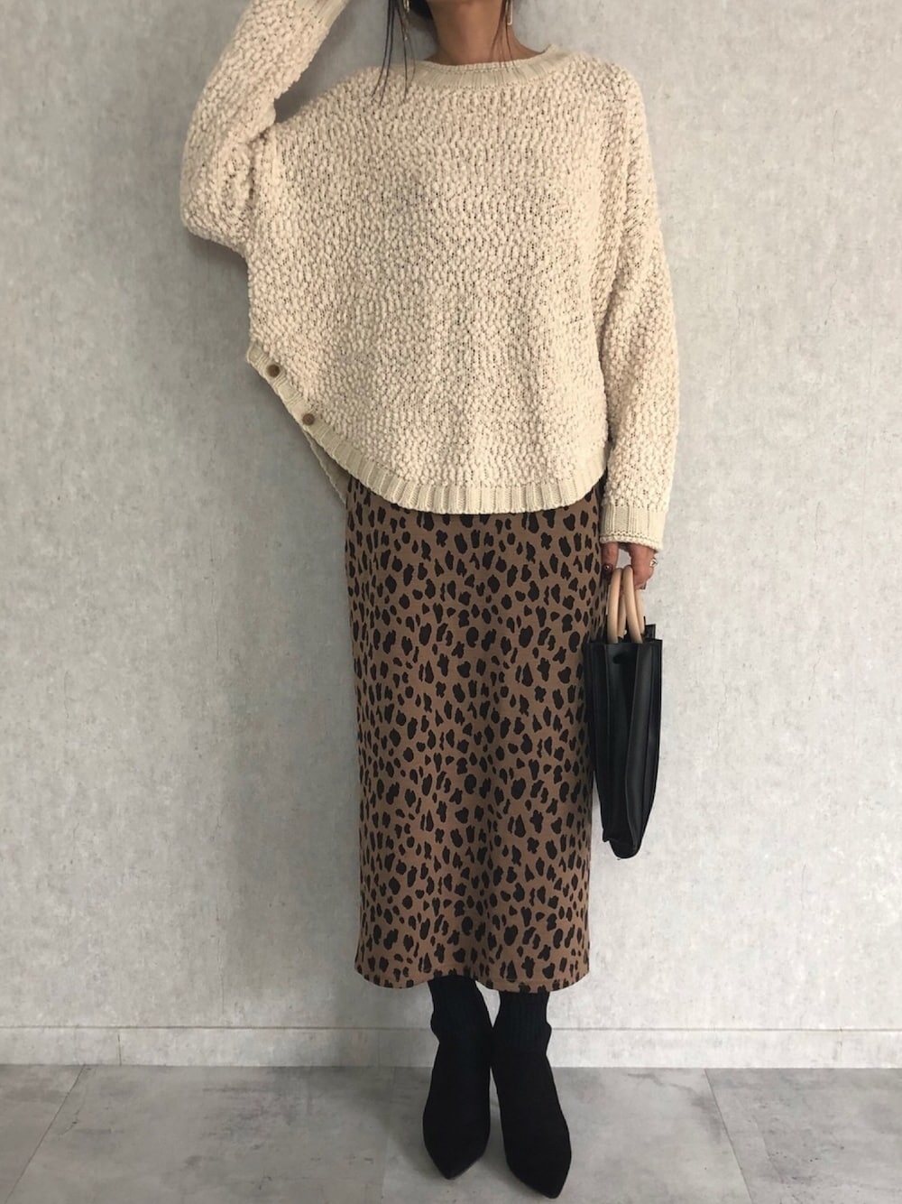 「ゆるコーデ、お洒落さんとつながりたい、ブーツスタイル、きれいめカジュアル、ニットコーデ、レオパードスカート、レオパード、プリーツバッグ、ショートブーツ、淡色コーデ」｜「copineの12月2日再入荷!ふわっとした柔らかな肌触り！サイドボタンデザインラウンドヘムゆるニット(2color)（ニット/セーター、その他）」を使った、ayaさん（レディース・161cm）の冬コーディネートの1枚目の写真