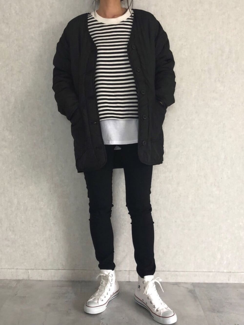 その他のその他アウター、ブラック系のスウェット、その他のその他パンツを着用したレディースの冬コーディネートの1枚目の写真