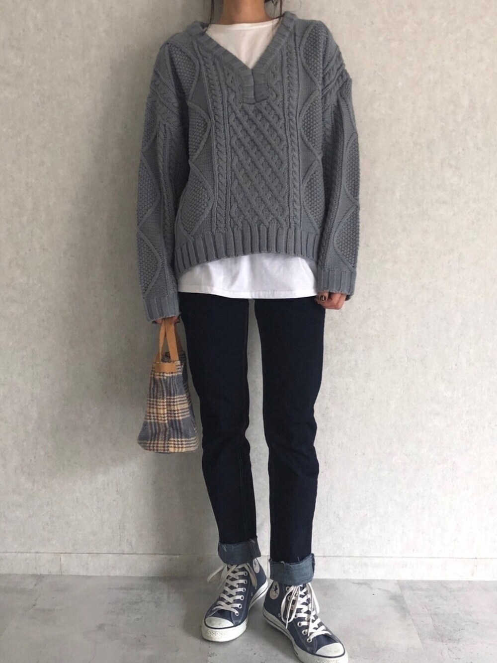 「年末WEAR感謝祭、ニット、レイヤードスタイル、ケーブルニット、くすみカラー、ブルーコーデ、ハイカットスニーカー、チェック、おしゃれさんと繋がりたい、シンプルコーデ」｜「copineの大人可愛いニット！Vネックケーブル編みニット(3color)（ニット/セーター、その他）」を使った、ayaさん（レディース・161cm）の冬コーディネートの1枚目の写真