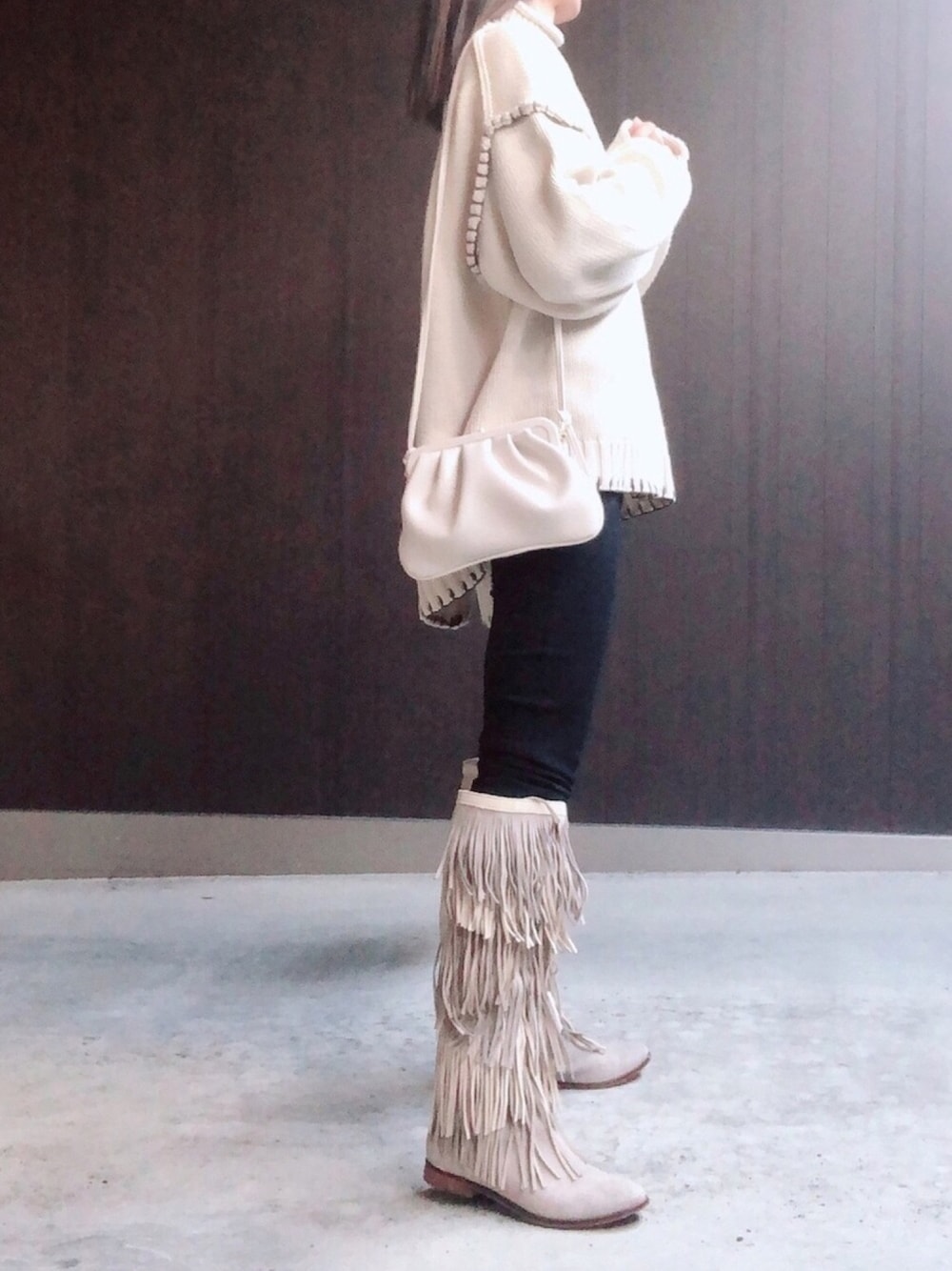 その他のニット/セーター、その他のその他パンツ、ホワイト系のショルダーバッグを着用したレディースの冬コーディネートの1枚目の写真