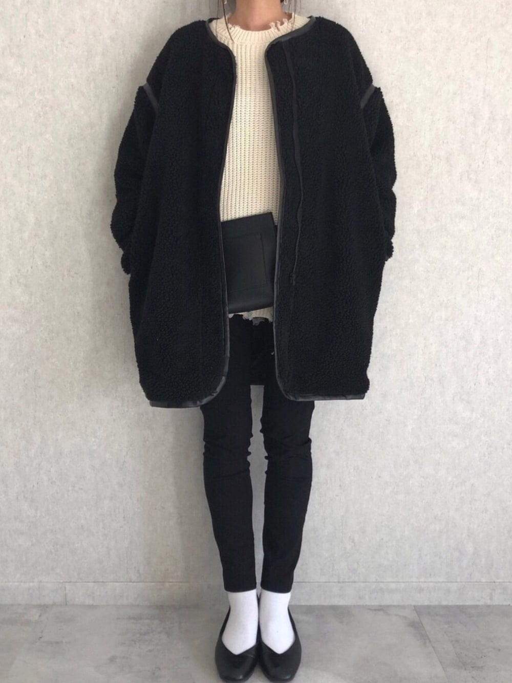 その他のニット/セーター、ブラック系のジャケット/アウター、その他のショルダーバッグを着用したレディースの冬コーディネートの1枚目の写真