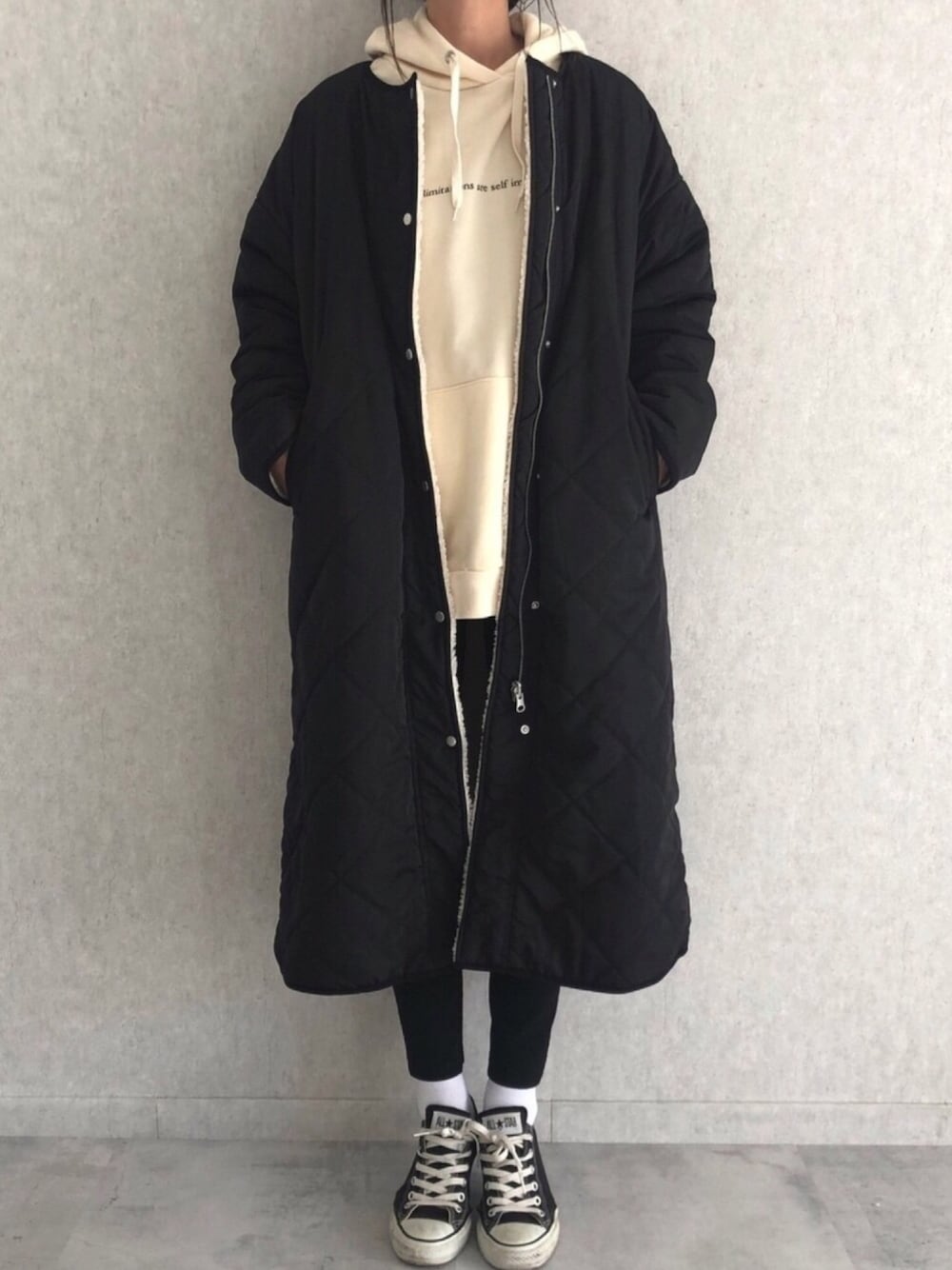 その他のパーカー、ブラック系のノーカラーコート、その他のその他パンツを着用したレディースの冬コーディネートの1枚目の写真