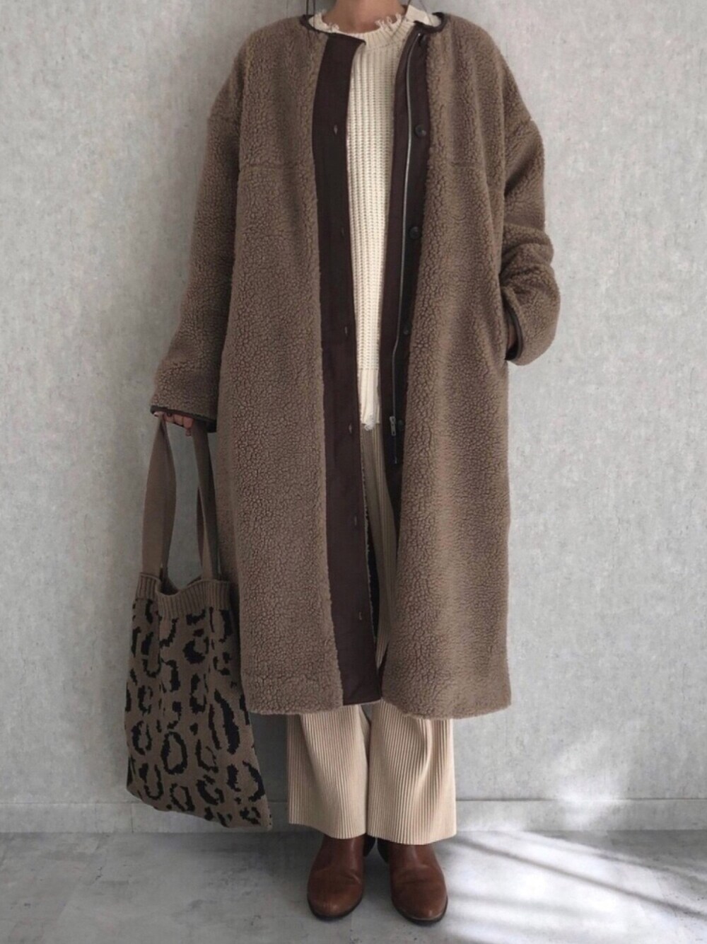 その他のニット/セーター、その他のその他パンツ、その他のトートバッグを着用したレディースの冬コーディネートの1枚目の写真