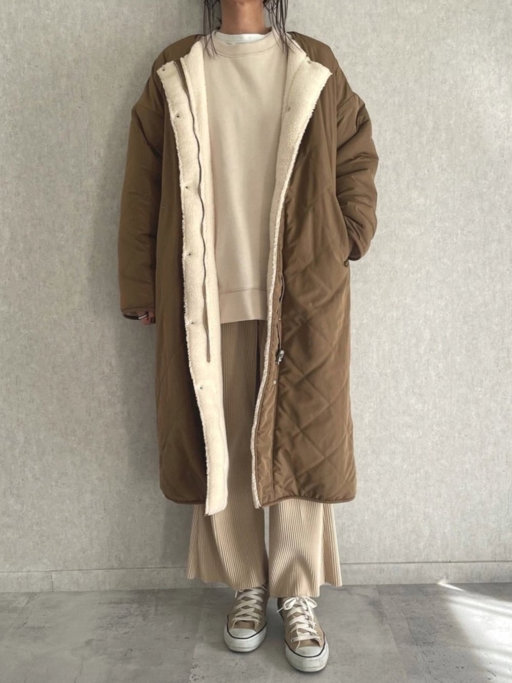 その他のその他アウター、ホワイト系のスウェット、その他のその他パンツを着用したレディースの冬コーディネートの1枚目の写真