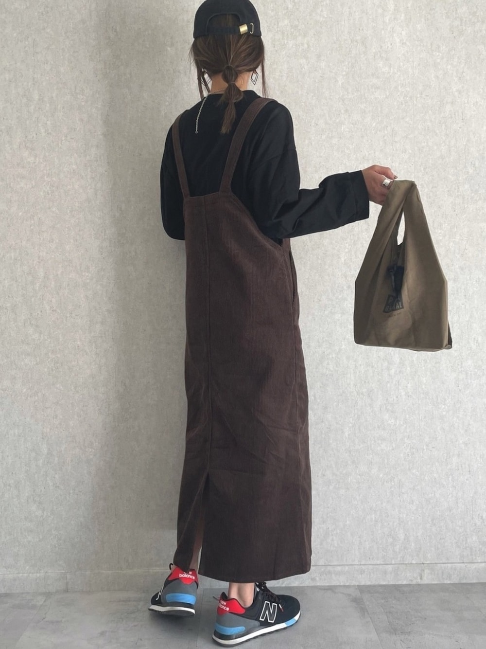 ブラック系のTシャツ/カットソー、その他のスカート、その他のエコバッグ/サブバッグを着用したレディースの冬コーディネートの1枚目の写真