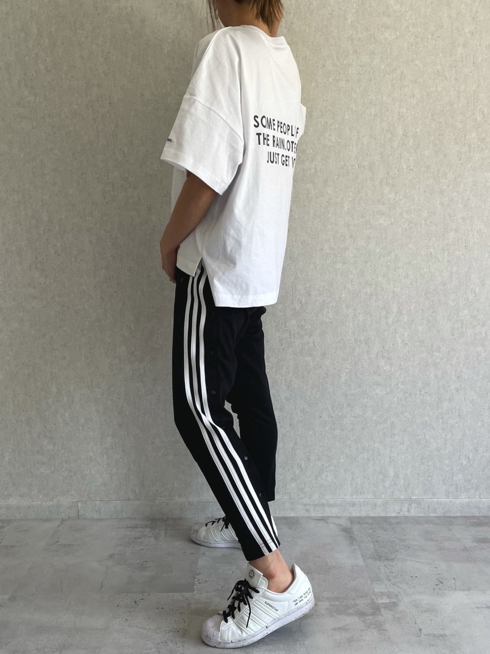 ホワイト系のTシャツ/カットソー、ブラック系のスウェットパンツ、ホワイト系のスニーカーを着用したレディースの春コーディネートの1枚目の写真