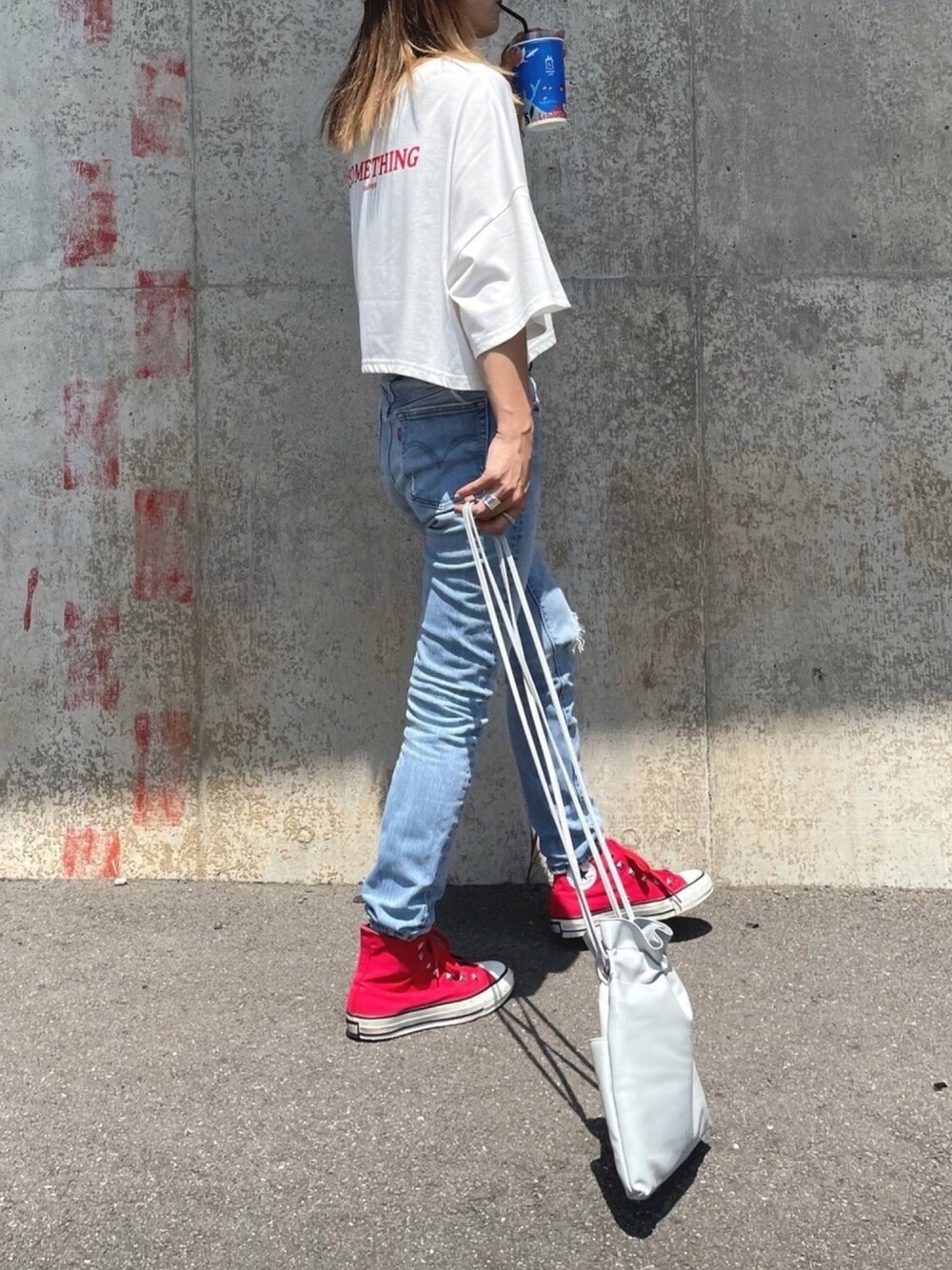 「休日スタイル、夏だ！Tシャツ着よう！、白Tシャツ、ロゴT、カジュアル、赤コンバース、シルバーアクセサリー、巾着バッグ、スニーカーコーデ、デニムコーデ」｜「copineの5分袖ロゴショートTシャツ(3color）（Tシャツ/カットソー、レッド系）」を使った、ayaさん（レディース・161cm）の夏コーディネートの1枚目の写真