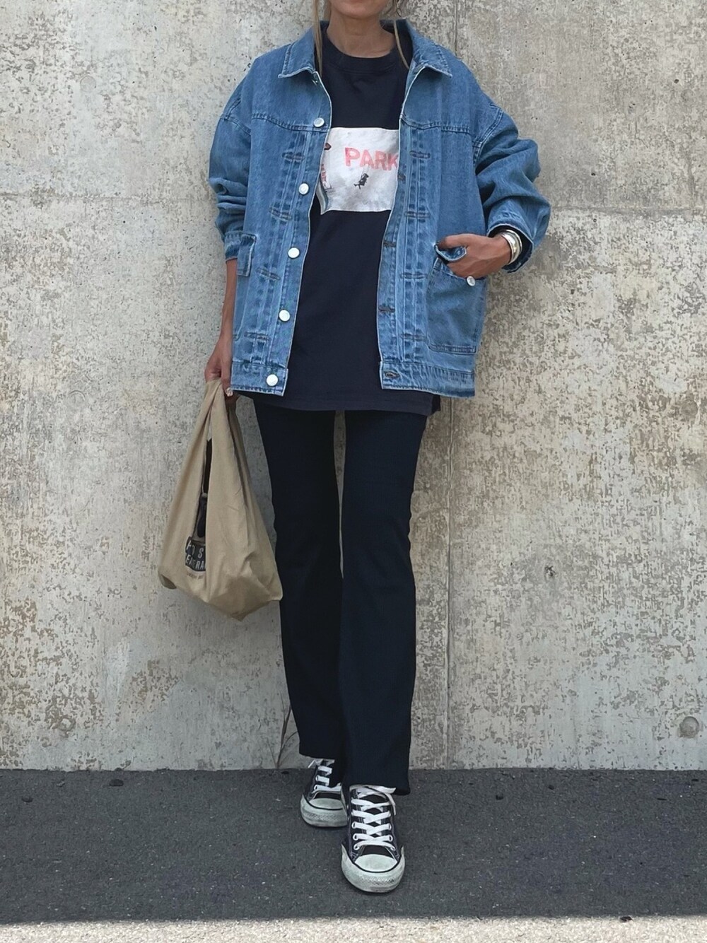 「シンプルコーデ、オトナカジュアル、秋先取りコーデ、デニムジャケット、秋服準備はじめました、プチプラコーデ、ビッグシルエット、ブラックコーデ、ゆるコーデ、ビッグT」｜「copineのバックラベル付プリントビッグtシャツ（Tシャツ/カットソー、ブラック系）」を使った、ayaさん（レディース・161cm）の夏コーディネートの1枚目の写真