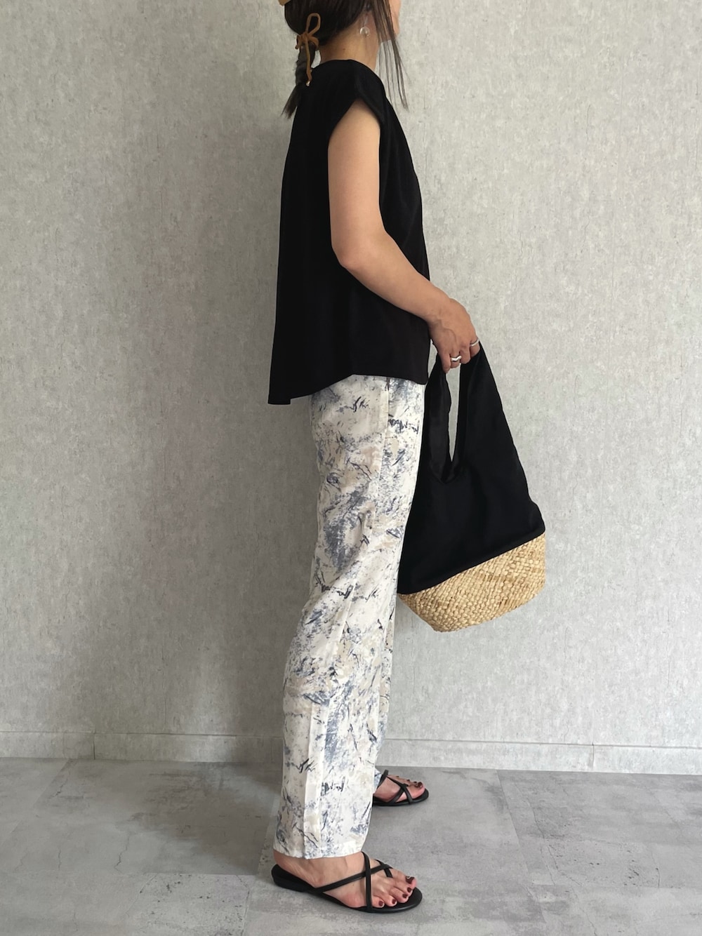 ベージュ系のその他パンツ、その他のかごバッグ、ブラウン系のその他ヘアアクセサリーを着用したレディースの夏コーディネートの1枚目の写真