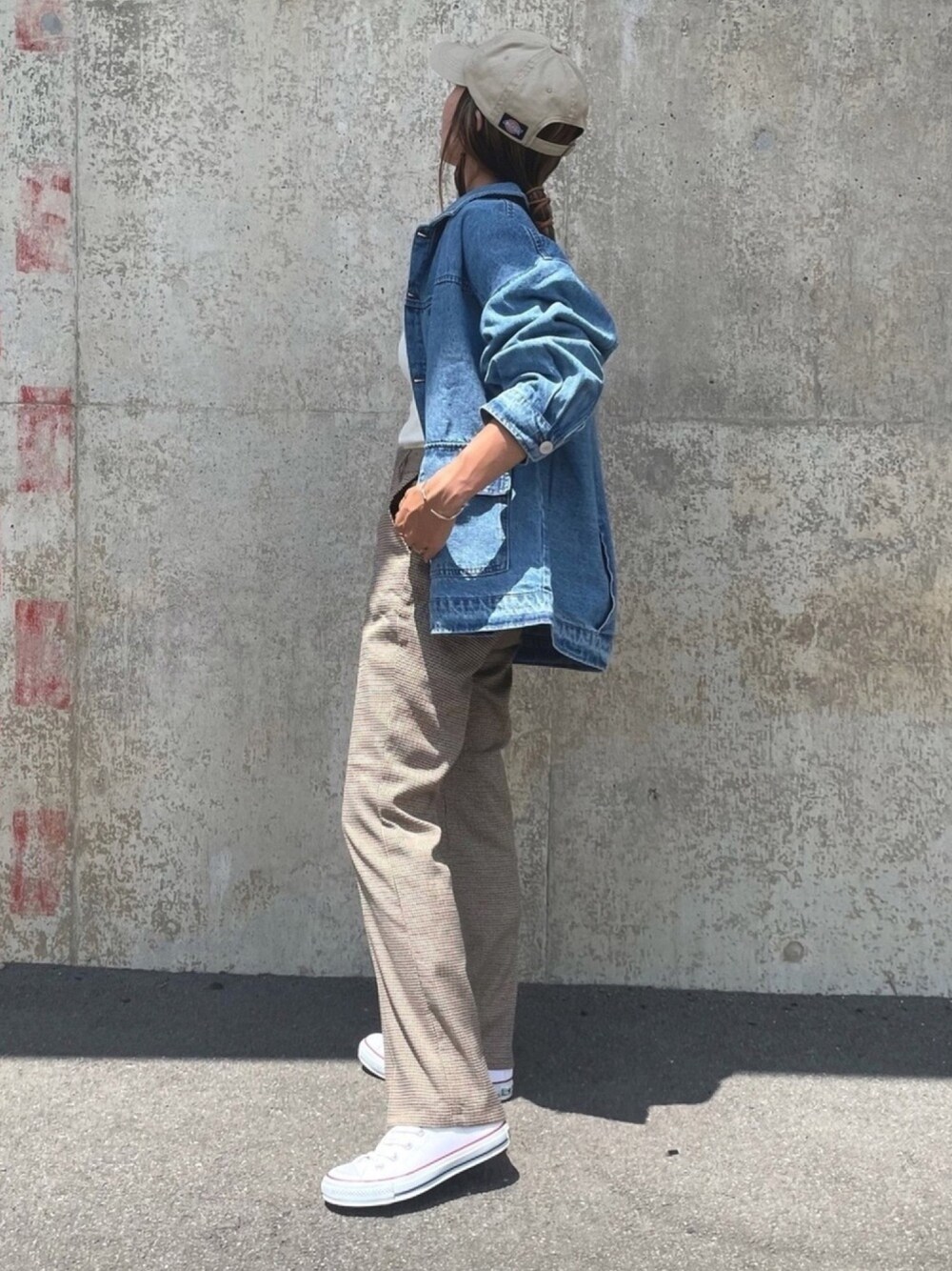その他のTシャツ/カットソー、ブルー系のデニムジャケット、ブラウン系のその他パンツを着用したレディースの夏コーディネートの1枚目の写真