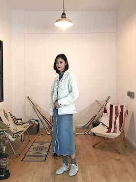 「Levi's（リーバイス）のアイテム（デニムジャケット、ホワイト系）」を使った、QueenCさん（レディース・177cm）の冬コーディネート
