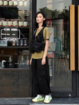 「MountainFeverのアイテム（チノパンツ、ブラック系）」を使った、QueenCさん（レディース・177cm）の春コーディネート