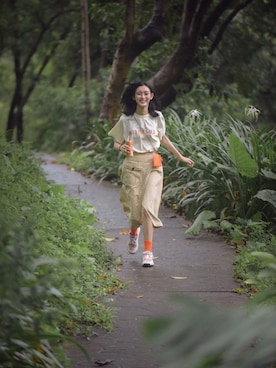 「MountainFeverのアイテム（Tシャツ/カットソー、ベージュ系）」を使った、QueenCさん（レディース・177cm）の夏コーディネート