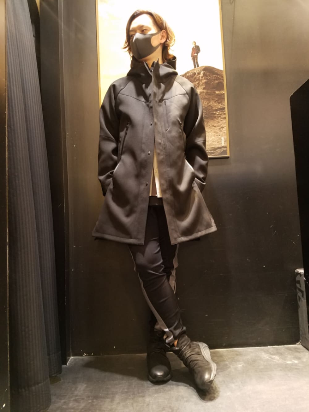 ブラック系のドレスシューズ、ブラック系のステンカラーコート、ブラック系のその他パンツを着用したメンズの秋コーディネートの1枚目の写真