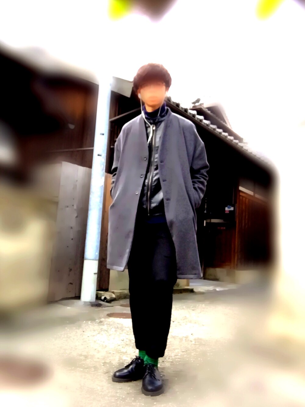 「アウターONアウター」｜「WHO'S WHO galleryの【GIGGER】ノーカラーコート（チェスターコート、グレー系）」を使った、まりもとさん（メンズ・180cm）の冬コーディネートの1枚目の写真
